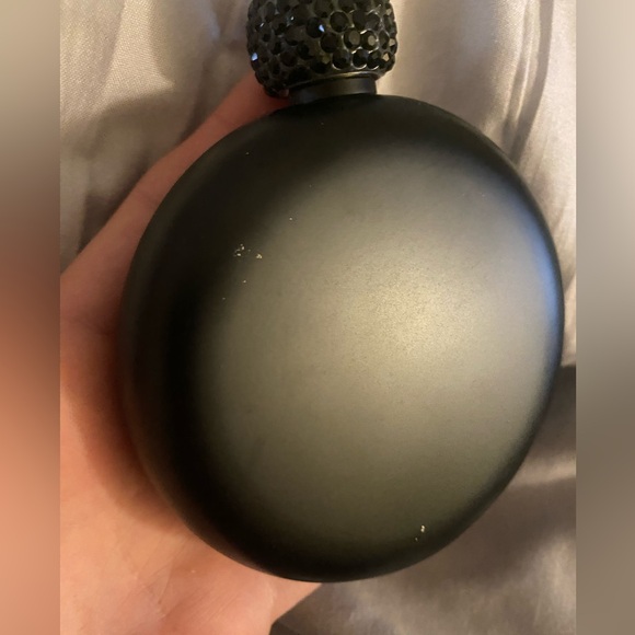 Matte black flask with bejeweled cap - Picture 5 of 7
